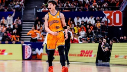 开云体育-王哲林带伤出战29分15篮板，上海男篮夺CBA总冠军|总决赛|夺冠|热身_新浪体育_新浪新闻